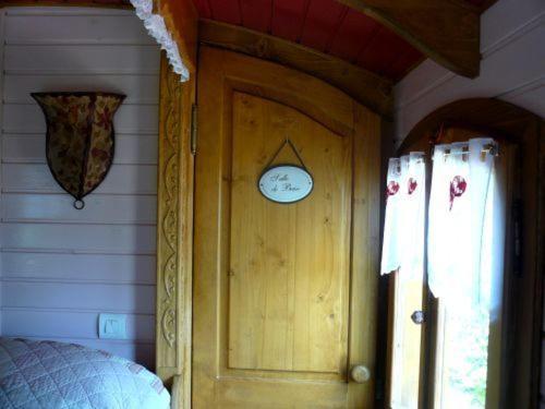 La Cle Des Roulottes Hotel Pluvigner Екстериор снимка