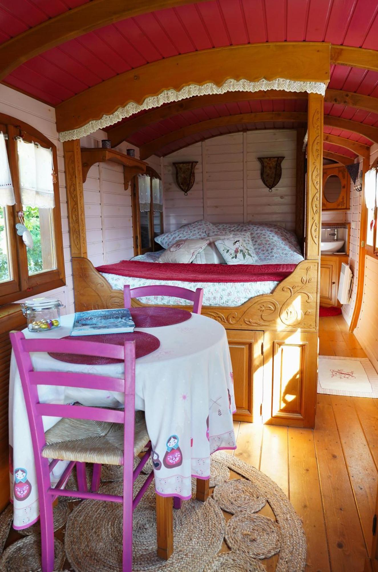 La Cle Des Roulottes Hotel Pluvigner Екстериор снимка